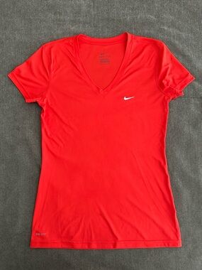 Nike Dri-FIT Women's Moisture Wicking V-Neck T-Shirt Red Short Sleeve Size S
